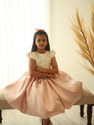 صورة فستان سهرة أنيق مزين بالؤلؤ على الصدر ونفاش لحمي